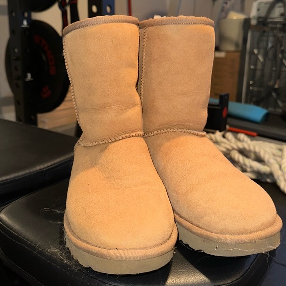 Ugg size 9
Classic Short, Chestnut - Picture 2 of 3